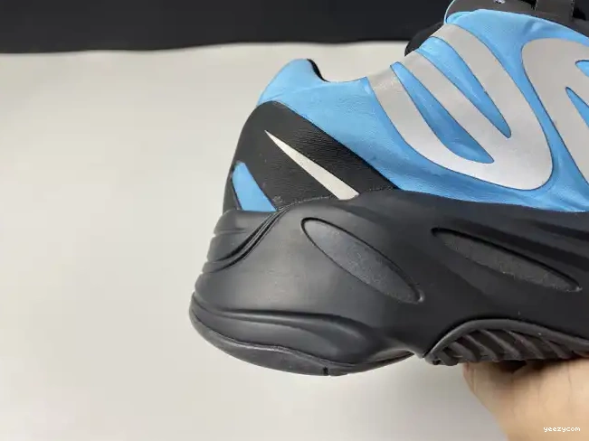 'Bright Boost GZ3079 MNVN Yeezy Cyan' 700 ADIDAS 0428